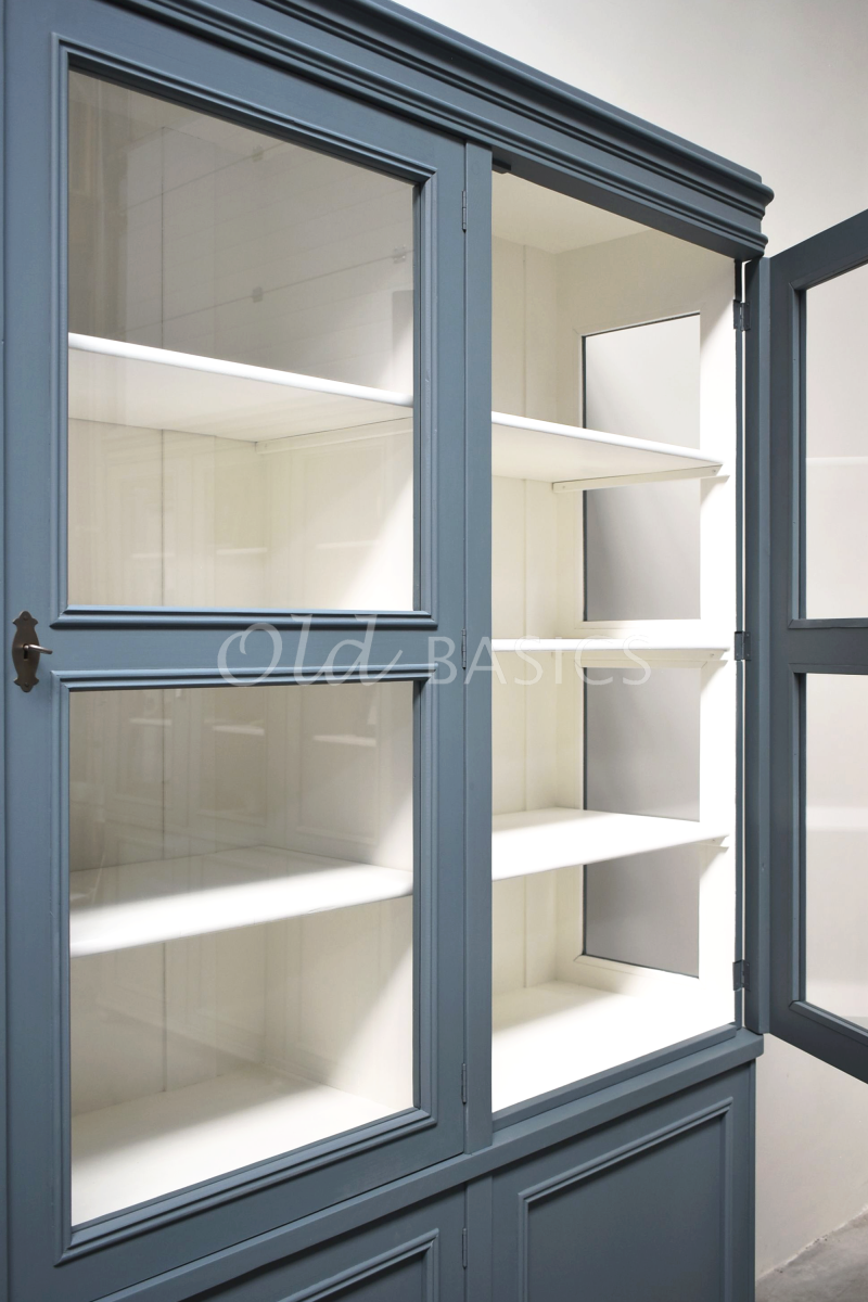 Detail van Vitrinekast Amiens, 3 deuren, RAL7031, grijs, blauw, materiaal hout
